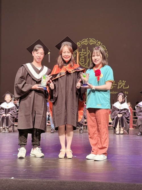 國立臺灣戲曲學院112學年度畢業典禮，副校長敖國珠頒發副校長獎給學院部畢業生鄭逸嘉、高職部畢業生李翎瑄