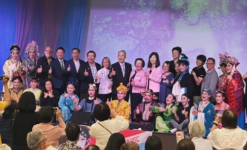 駐舊金山台北經濟文化辦事處賴銘琪處長(中）出席台灣文化節，與戲曲學院師生合影（照片：北加州台灣同鄉聯合會提供）