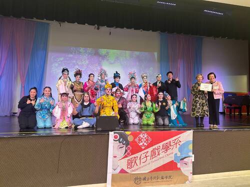 主辦單位特別致贈感謝狀予戲曲學院歌仔戲主任陳孟亮及師生