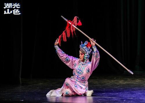 京劇團廖亮慈於《奪太倉》中飾演張秀蓮,手持單槍與馬鞭演出,展現精湛身段。(臺灣戲曲學院提供)