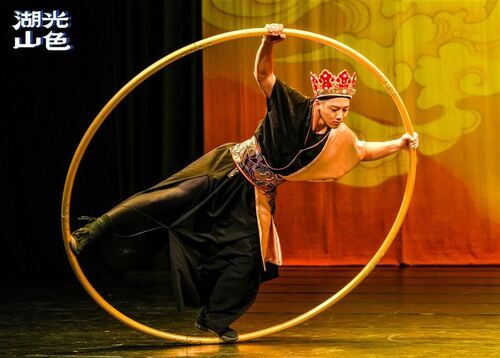 旗艦製作《湖山.戀》由民俗技藝學系唐敬翔飾演「法海」,使用「大環」來呈現《水漫金山》。(臺灣戲曲學院提供)