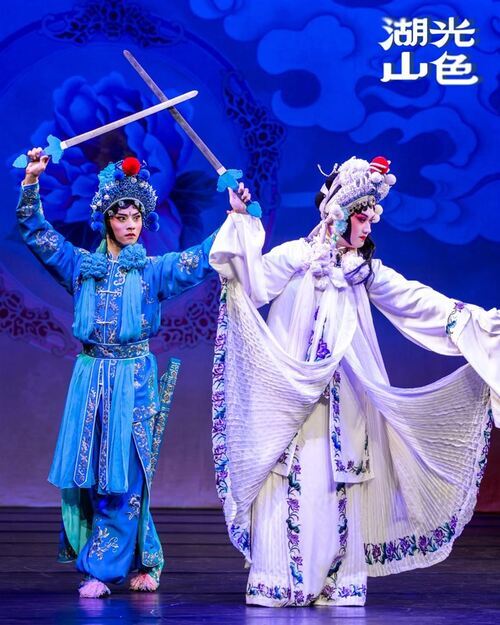 《西湖斷橋》中的乾旦,歌仔戲學系蔡宇倫飾演青蛇;京劇學系洪崑哲飾演白蛇。(臺灣戲曲學院提供)