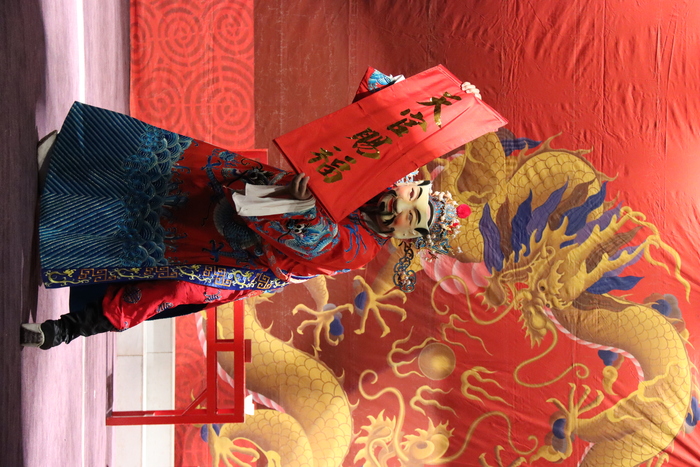 國立臺灣戲曲學院學生在《祖師爺冬季換袍大典》舉行「 扮仙戲」祈福儀式跳加官(攝影吳姸葳提供)