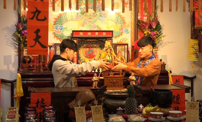 國立臺灣戲曲學院學生為梨園始祖唐明皇換上「蟒袍、王帽」，莊嚴隆重
