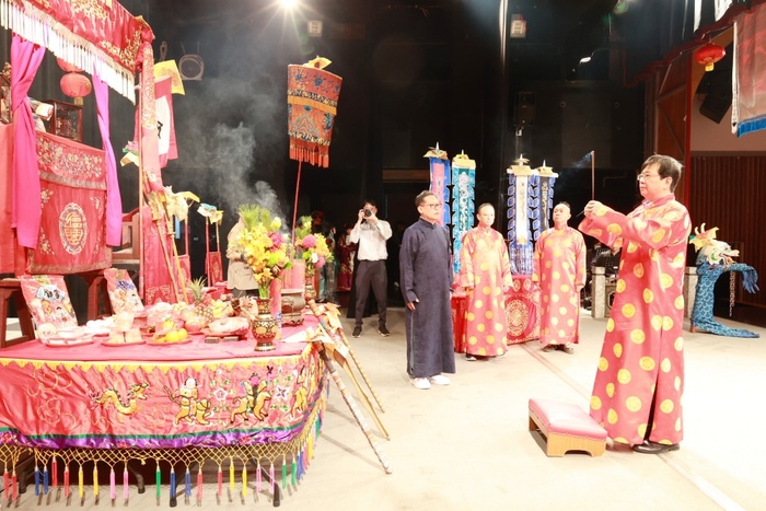 戲曲學院校長李楊上香祭拜祖師爺唐明皇。(圖影音公會提供)