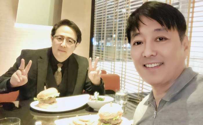 台北市影音公會理事長陳仲祺(左)與知名演員李志希合影。(圖影音公會提供)