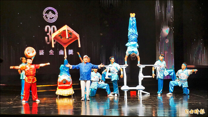 劉福助(左2)將與台灣特技團合作,於傳藝金曲獎典禮開場演出。 (記者董柏廷攝)