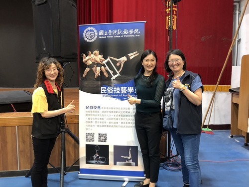 民俗技藝學系吳品儀主任(中)花蓮推廣傳統技藝文化。