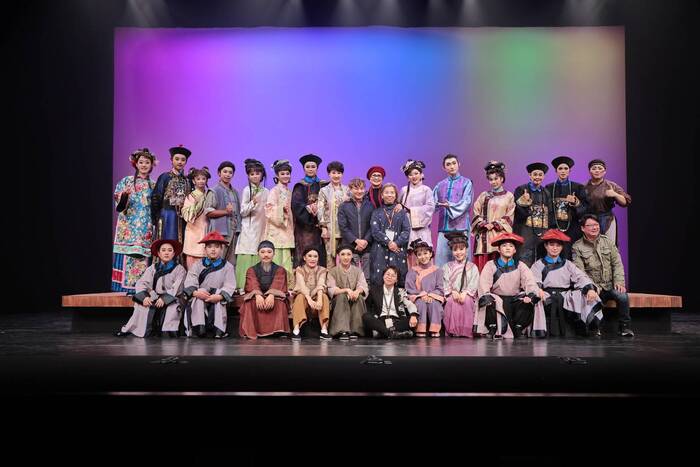 國寶藝師王金櫻老師、小咪老師、國立臺灣戲曲學院研發長林顯源、歌仔戲學系主任陳孟亮與《甘國寶過臺灣》演員合影
