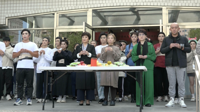 國寶藝師王金櫻老師與小咪老師帶領劇組舉行祭台儀式，祈祝《甘國寶過臺灣》演出圓滿順利