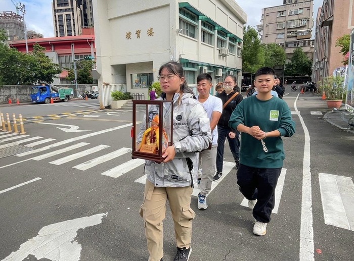 國立臺灣戲曲學院歌仔戲學系學生迎請祖師爺，祈祝演出圓滿順利