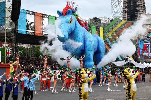 中華民國第16任總統副總統就職慶祝大會20日在總統府前廣場舉行，紙風車劇團出動「雨馬」道具，並以3首客家曲目與來自花蓮、台北、新北、苗栗、高雄、屏東等地客家團體一同演出，為典禮帶來祝福。中央社