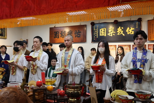 五行當學生代表向祖師爺獻禮