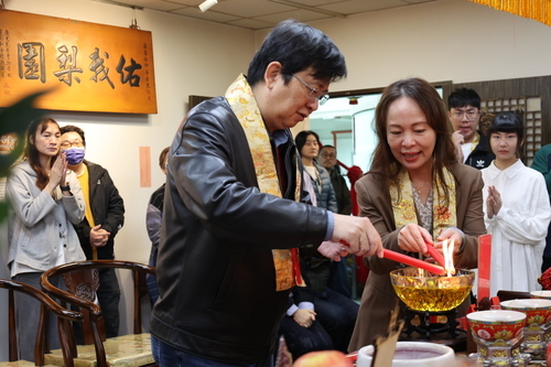 國立臺灣戲曲學院李揚校長(左)及敖國珠副校長(右)為全體師生進行祈福點燈