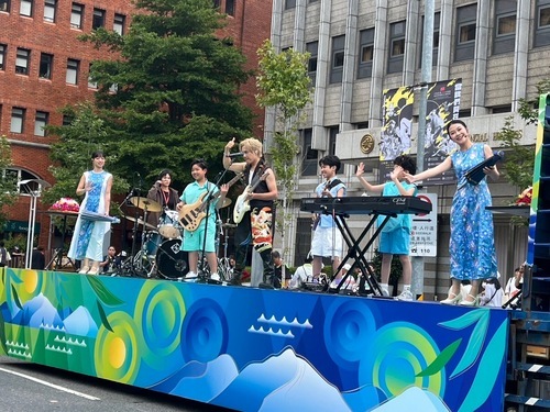 國立臺灣戲曲學院客家戲學系學生洪芸家（右一）及施亦珊（左一），與客家歌手羅文裕。（國立臺灣戲曲學院提供）