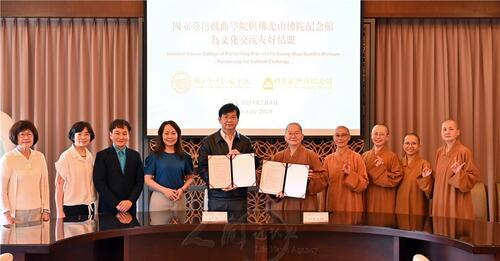 佛光山佛陀紀念館與臺灣戲曲學院，7月4日於佛館佛前香簽署MOU，分別由佛陀紀念館館長如常法師(右5)、臺灣戲曲學院校長李揚(左5)代表簽署。人間福報記者李明怡攝