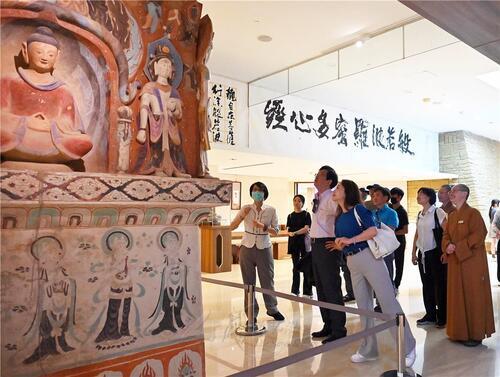 欣賞「絲路光華─敦煌石窟藝術特展」。人間福報記者李明怡攝