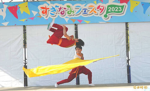 台灣戲曲學院受邀參加東京都杉並嘉年華暨台灣市集演出，旗舞表演。（記者林翠儀攝）