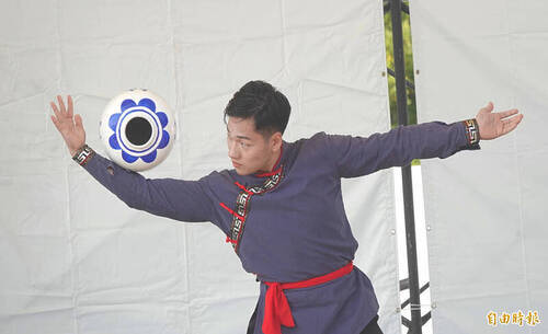 台灣戲曲學院學生表演缸罈的操弄融入柔軟的蒙古舞，剛柔並濟。（記者林翠儀攝）