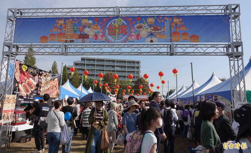 東京都杉並區今年合併擴大舉行杉並嘉年華與台灣市集活動，現場人潮爆滿。（記者林翠儀攝）