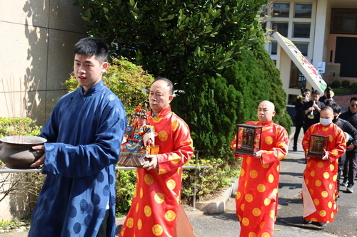 復興京劇團張德天團長(左二)恭迎祖師爺觀賞開臺戲，庇佑梨園子弟