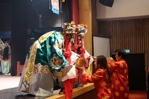 開臺喜慶戲《財神獻寶》將元寶贈予李揚校長(右)及敖國珠副校長(左)分享福氣