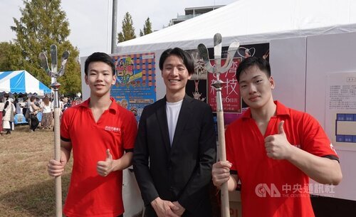藍奕勛（中）是第一位考上日本京都大學舞台藝術系的國立台灣戲曲學院校友，4日到東京都杉並區嘉年華為學弟妹的表演加油打氣。他期盼台灣表演藝術家有更多到海外表演的機會。中央社記者楊明珠東京攝 112年11月4日