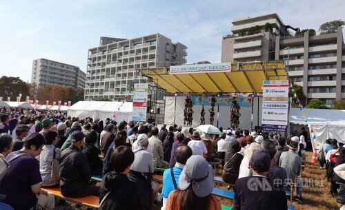 國立台灣戲曲學院民俗技藝學系學生4日在東京都杉並區主辦的嘉年華活動開幕式表演「特技風－流藝世界」，博得熱烈掌聲。中央社記者楊明珠東京攝 112年11月4日