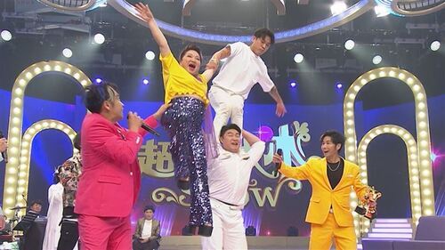 白冰冰（中）被高舉到半空中。（圖／民視提供）