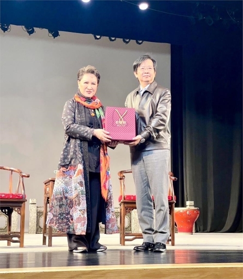 李揚感謝楊麗花蒞臨指導。（圖／國立台灣戲曲學院提供）