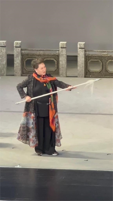楊麗花親自上台指導學生唱腔和身段。（圖／國立台灣戲曲學院提供）