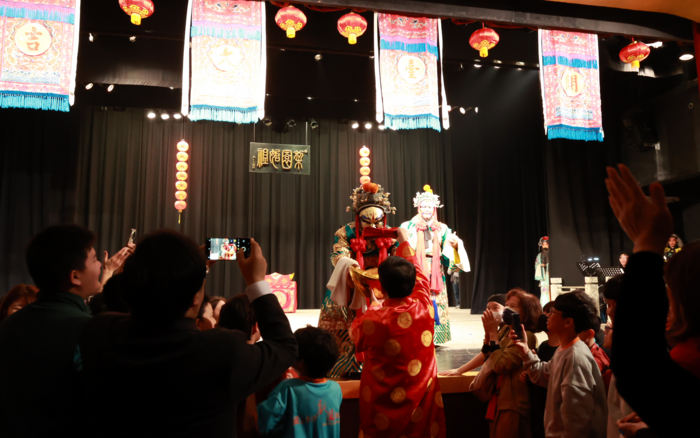 《財神獻寶》節目，校長接元寶