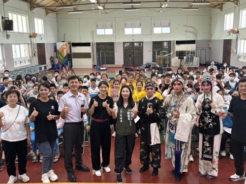 議員蔡麗青媒合台灣戲曲學院至台南演出傳統京劇，讓學童看見傳統藝術之美。（蔡麗青提供）