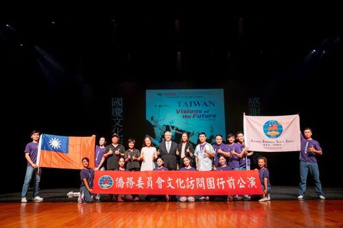 2.僑務委員會副委員長張良民、國立臺灣戲曲學院副校長敖國珠與臺灣特技團演職員合影,國立臺灣戲曲學院提供