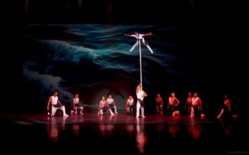 3.臺灣特技團演出驚險高難度「頂竿特技」,演員凌空展翅般的身姿,展現超高震撼力與藝。(國立臺灣戲曲學院提供)