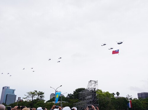 國旗梯隊由契努克直升機吊掛巨型國旗，通過觀禮台。(楊仁翔 攝)
