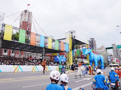 紙風車劇團「雨馬」在府前亮相，象徵台灣溫柔、堅定的力量。(楊仁翔 攝)
