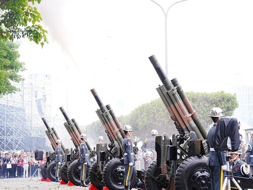 陸軍關指部禮炮連，射擊禮炮21響軍禮，慶賀新任總統就職。(楊仁翔 攝)