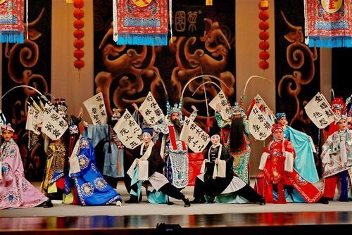 〈大名府〉段落則是60位梁山好漢齊聚忠義堂。（記者黃朝琴攝）