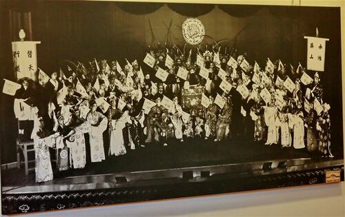 復興京劇團民國60年在國軍文藝活動中心演出水滸傳〈大名府〉，當年60人齊聚劇照在戲曲學院文物館展出。（記者黃朝琴攝）