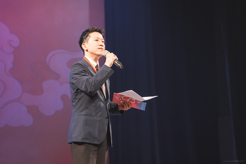 總統府何志偉副秘書長上台致詞並唱生日快樂歌祝賀國立臺灣戲曲學院校慶