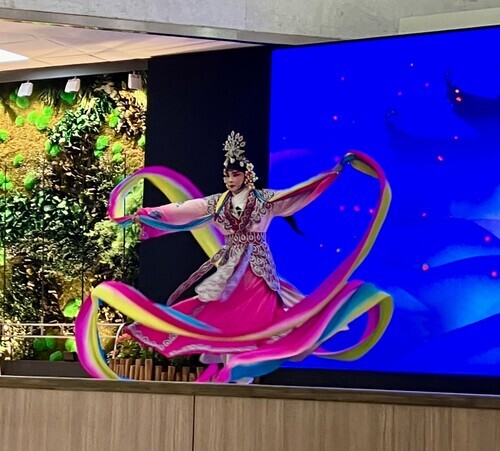 國立臺灣戲曲學院京劇學系演出節目《天女散花》，演員身段優美。