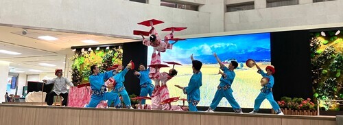 臺灣特技團《鄉韻拾趣》演出中，展示高難道雜技-三層轉毯
