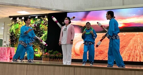 臺灣特技團表演雜耍節目，與觀眾互動熱烈。