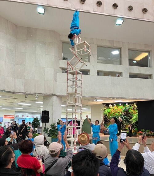 臺灣特技團演出節目「直上雲霄」，觀眾鼓掌叫好，拿出手機紀錄精彩畫面。