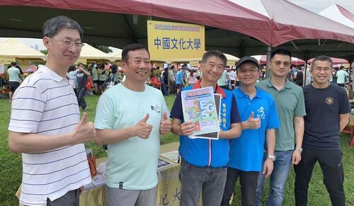 文化大學設攤與跑者互動，圖左二為主辦單位內科協會理事長廖全平。 內科協會／提供