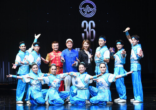 2.第36屆傳藝金曲獎將於明晚在台灣戲曲中心大表演廳登場。由郎祖筠(後排右4)任總導演,由劉福助(後排左4)與台灣特技團合作開場演出。(記者陳奕全攝)