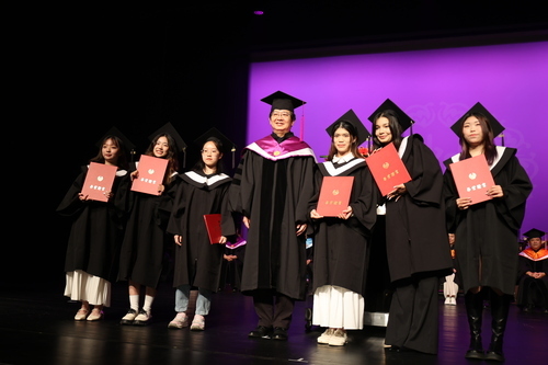1.國立臺灣戲曲學院李揚校長頒發畢業證書給學院部畢業生代表