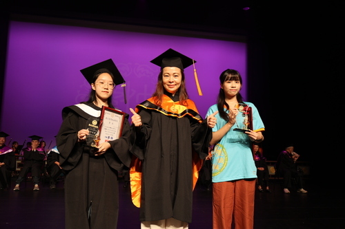 4.國立臺灣戲曲學院敖國珠副校長頒發副校長獎給學院部王絹婷及高職部林敏昕同學