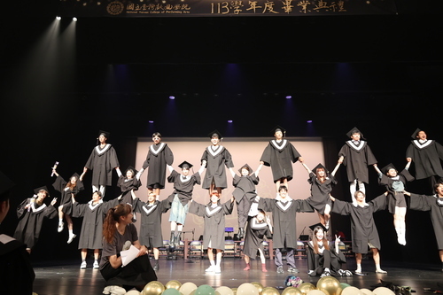 7.民俗技藝學系大武術展現全台最酷的畢業合照